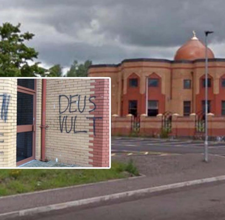 İskoçya’da camiye ırkçı ve İslam karşıtı yazı yazdılar