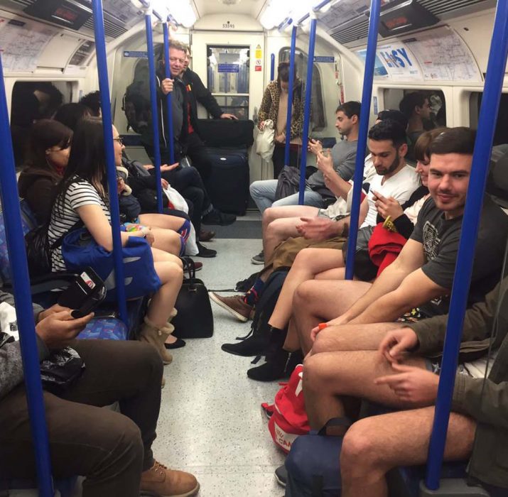 Londra metrosunda ‘Pantolonsuz Seyahat Günü’