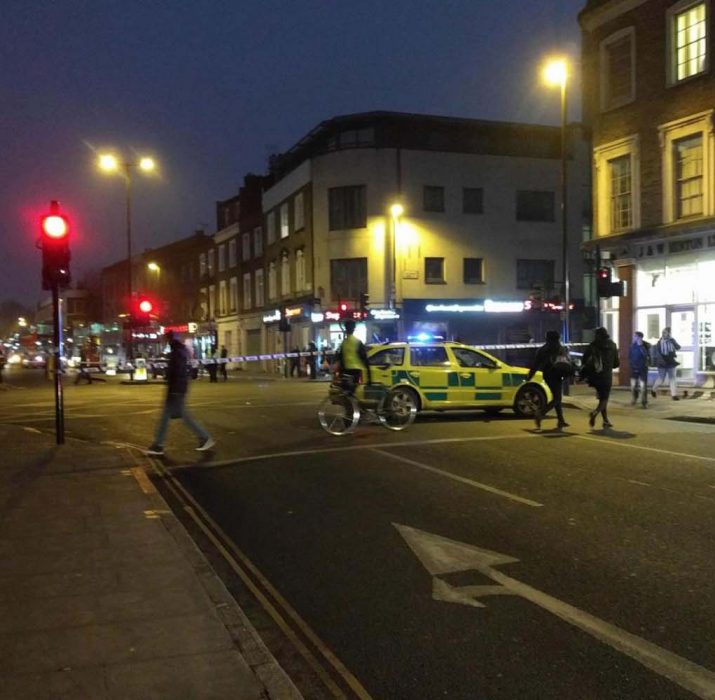 Islington’da bir genç polisi öldürmeye teşebbüsten tutuklandı