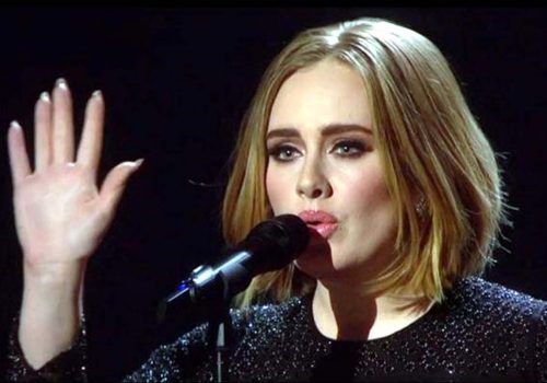 Adele: Nadir görülen su bakterisi yüzünden kısmen sağır kaldım