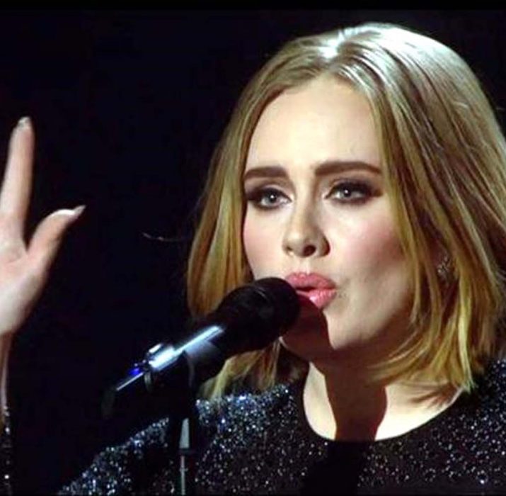 Adele: Nadir görülen su bakterisi yüzünden kısmen sağır kaldım