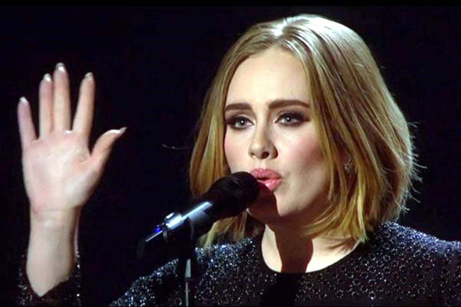 Adele: Nadir görülen su bakterisi yüzünden kısmen sağır kaldım