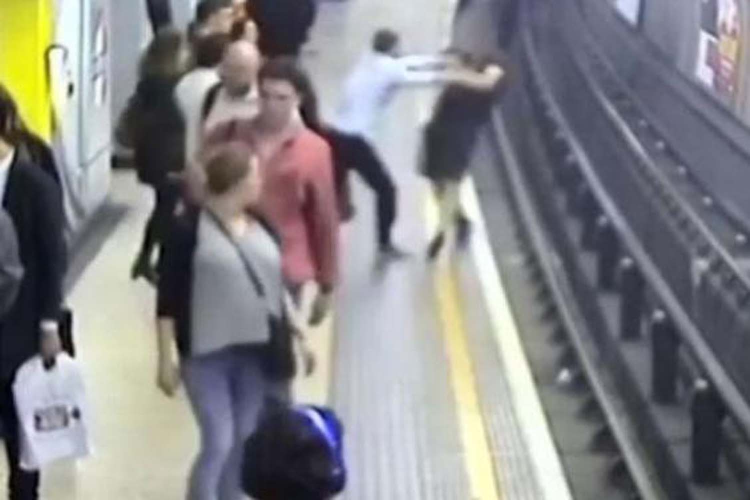 Мужчина столкнул девушку в метро. Мужчина толкнул женщину в метро. Авария в лондонском метро. Напал в метро на девушек.