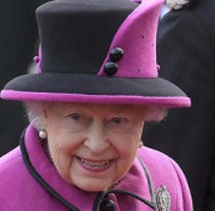 İngiltere Kraliçesi Çarşamba gecesini hastanede geçirdi