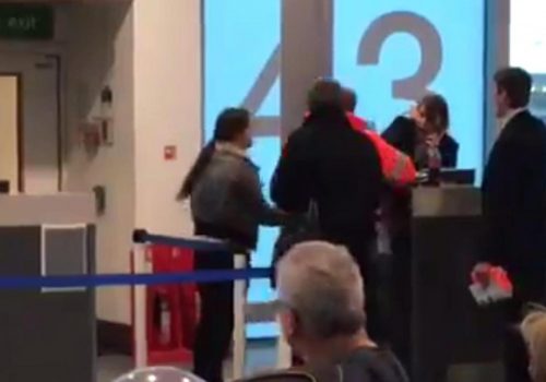 Uçağı kaçıran yolcu havalimanı çalışanını tokatladı (VIDEO)