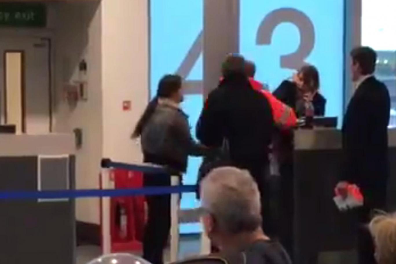 Uçağı kaçıran yolcu havalimanı çalışanını tokatladı (VIDEO)
