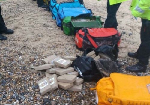 İngiltere’de 50 milyon sterlinlik kokain kıyıya vurdu