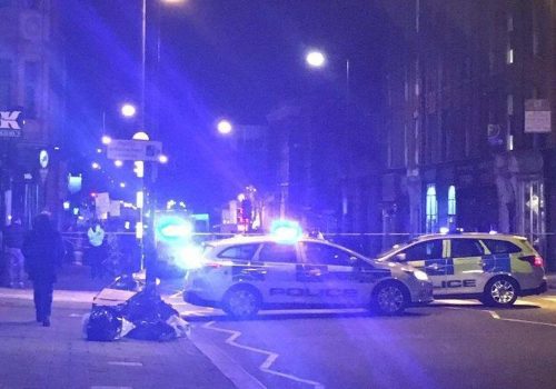 Islington, Highbury’de iki kişi bıçaklandı