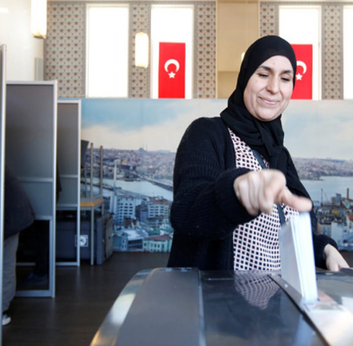 Hollanda’da Türkler camide oy kullandı!