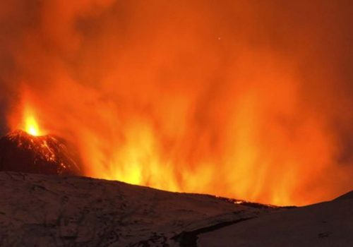 BBC ekibi Etna Yanardağı’nda patlamaya yakalandı: 10 yaralı