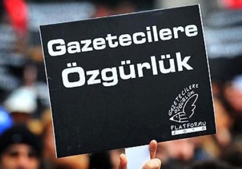 Türkiye’de tutuklu gazeteciler tecrit ve belirsizlikle karşı karşıya