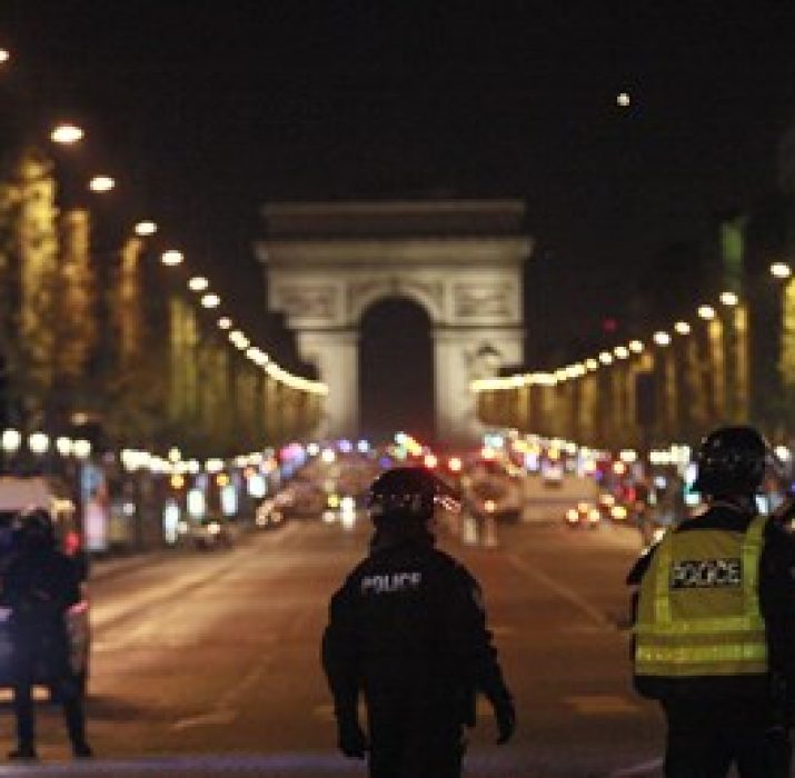 Paris’te silahlı saldırı!