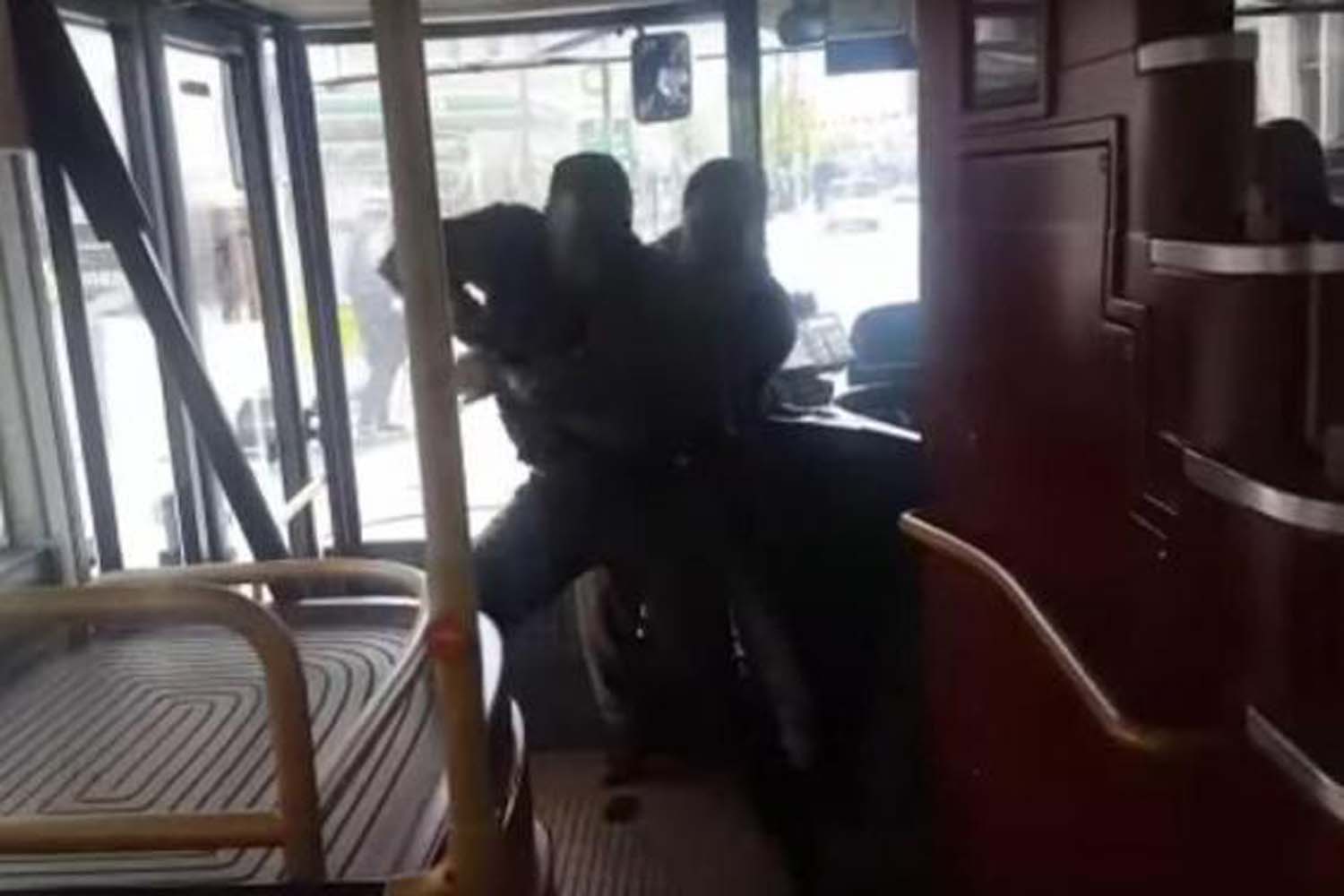 Kahraman yolcu bıçaklı saldırganı otobüste durdurdu (VIDEO)
