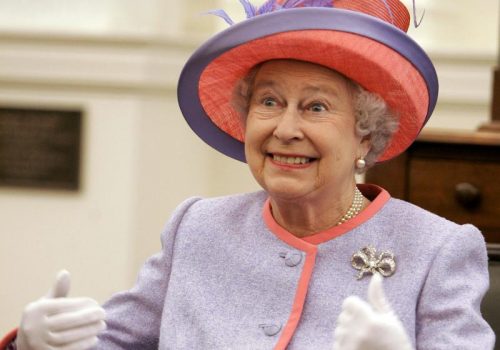 Kraliçe II. Elizabeth bitkin, geç saatlere kadar televizyon izliyor