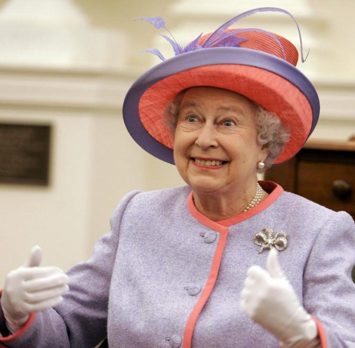 Kraliçe II. Elizabeth bitkin, geç saatlere kadar televizyon izliyor