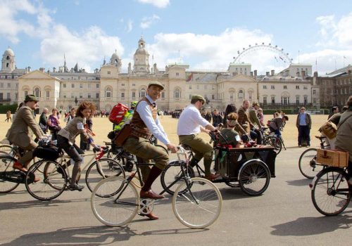Londra’da tüvit ceketli bisikletçiler pedal çevirdi