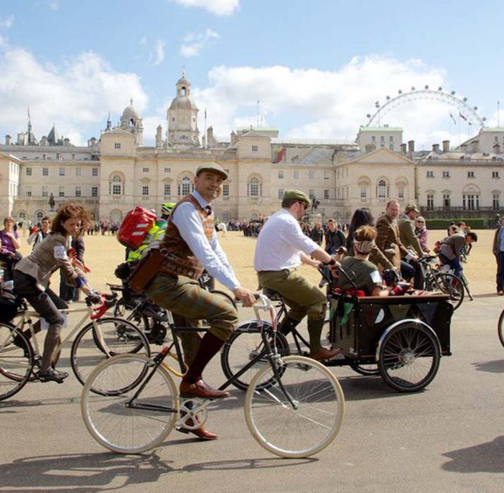 Londra’da tüvit ceketli bisikletçiler pedal çevirdi