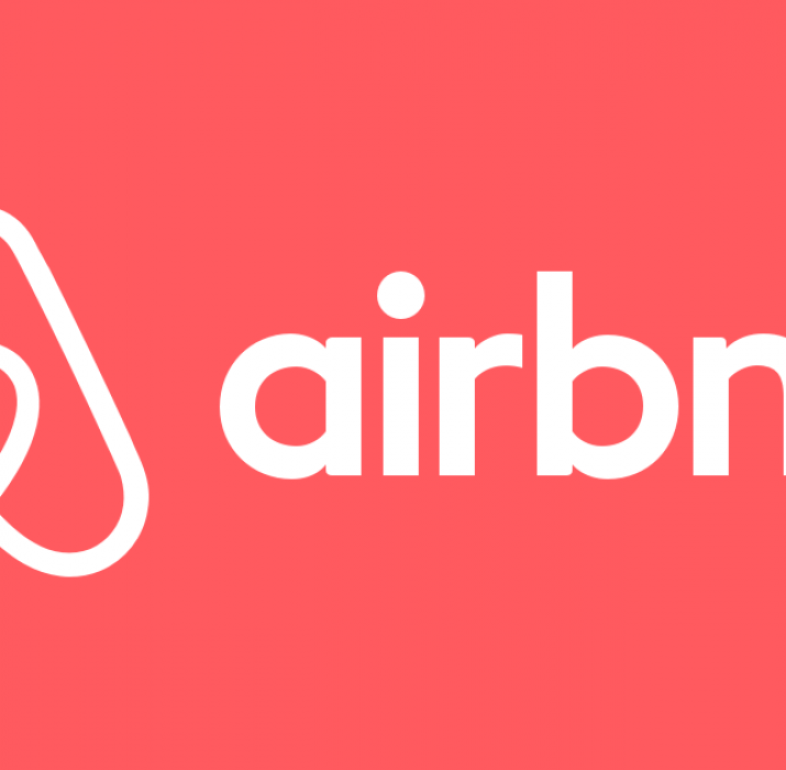 ‘Türk polisi, İngiliz turistleri Airbnb evinden şafak baskınıyla çıkardı’