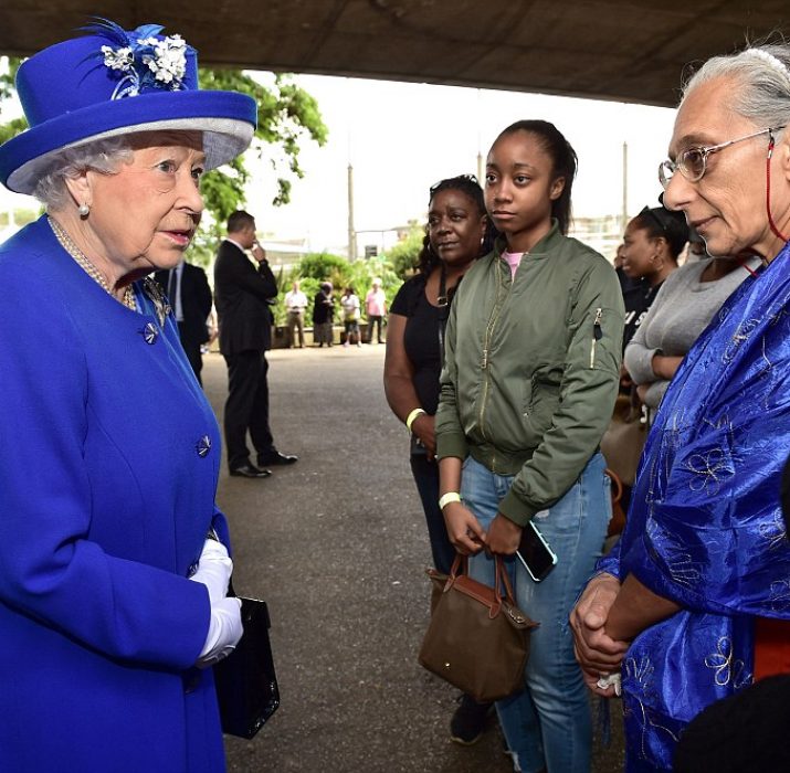 Kraliçe, yangın mağdurlarını ziyaret etti