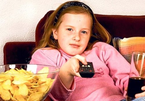 Çocuk odalarındaki televizyon obezite riskini artırıyor