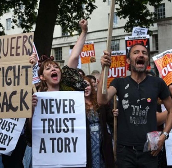 İngiltere’de Başbakan May protesto edildi