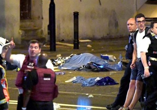 Finsbury Park’ta camiden çıkanların arasına minibüs daldı: 1 ölü, 10 yaralı