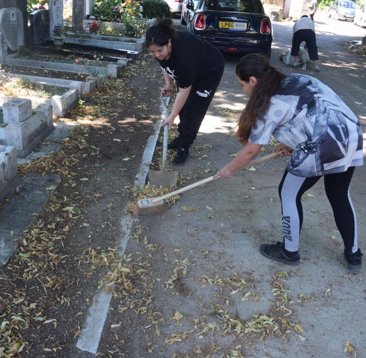 Gönüllüler Türk Mezarlığını temizledi