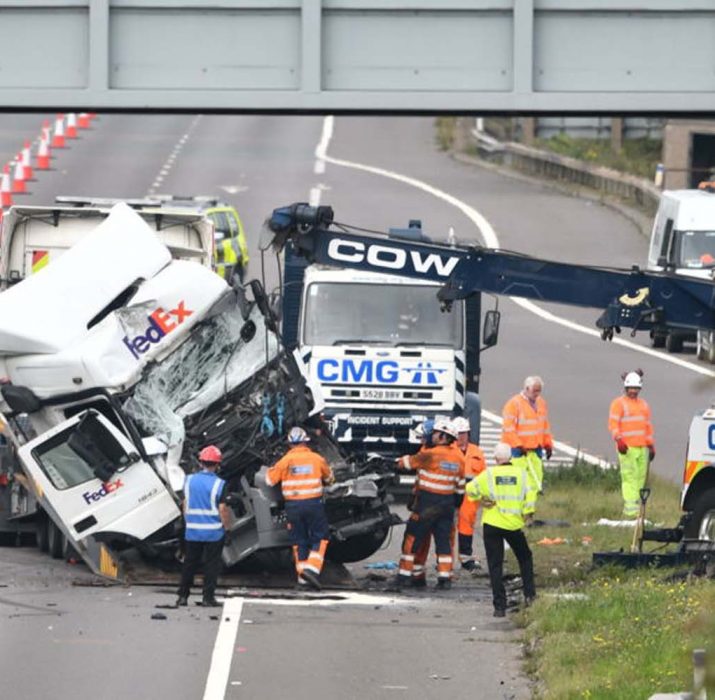 İngiltere’yi yasa boğan kaza: 8 ölü, 4 yaralı!