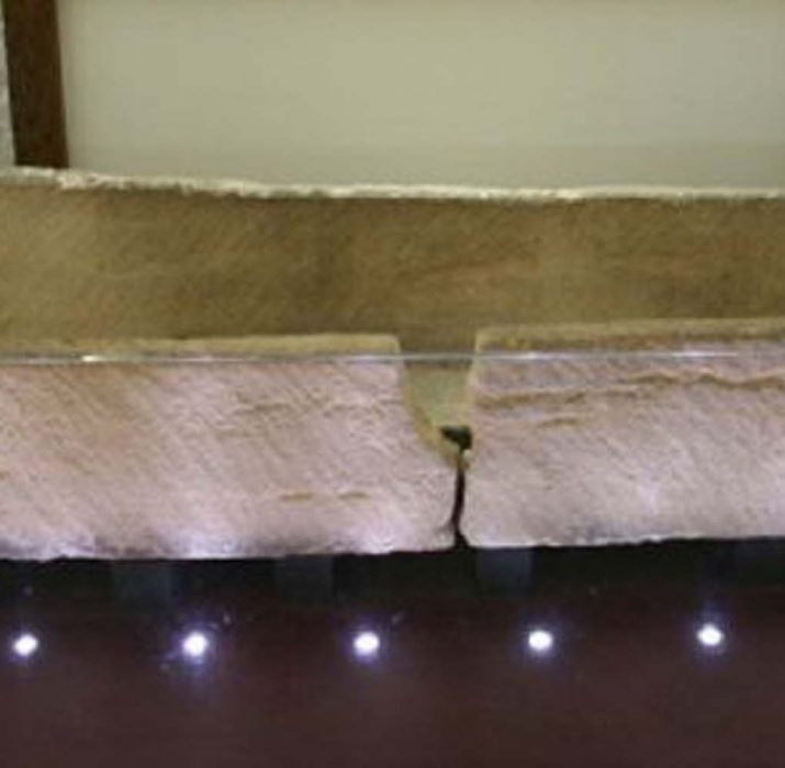İçine çocuk konulan 800 yıllık taş tabut parçalandı