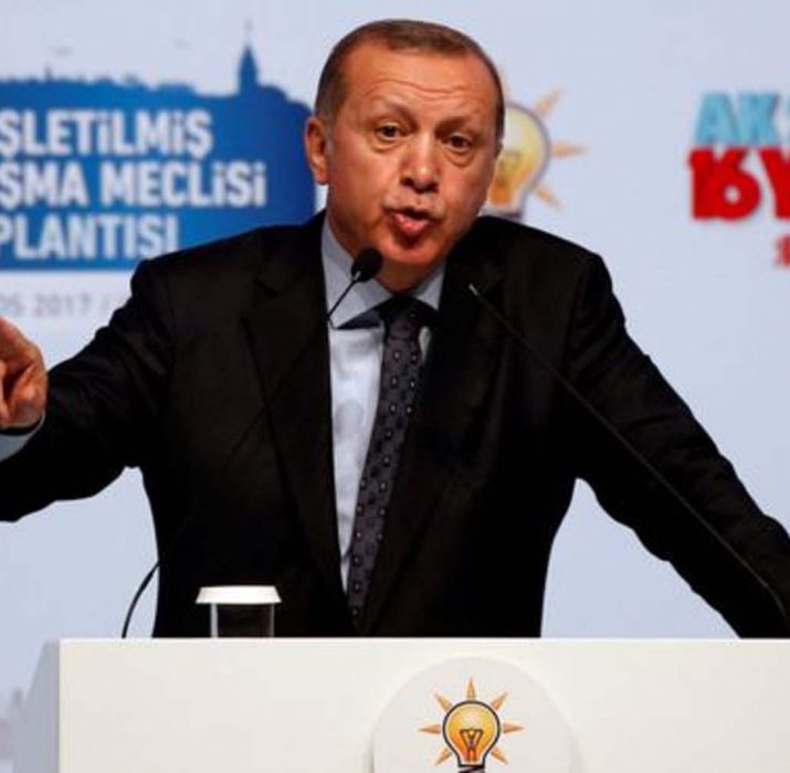 FT: Referandumda sarsılan Erdoğan AKP’yi silkeliyor