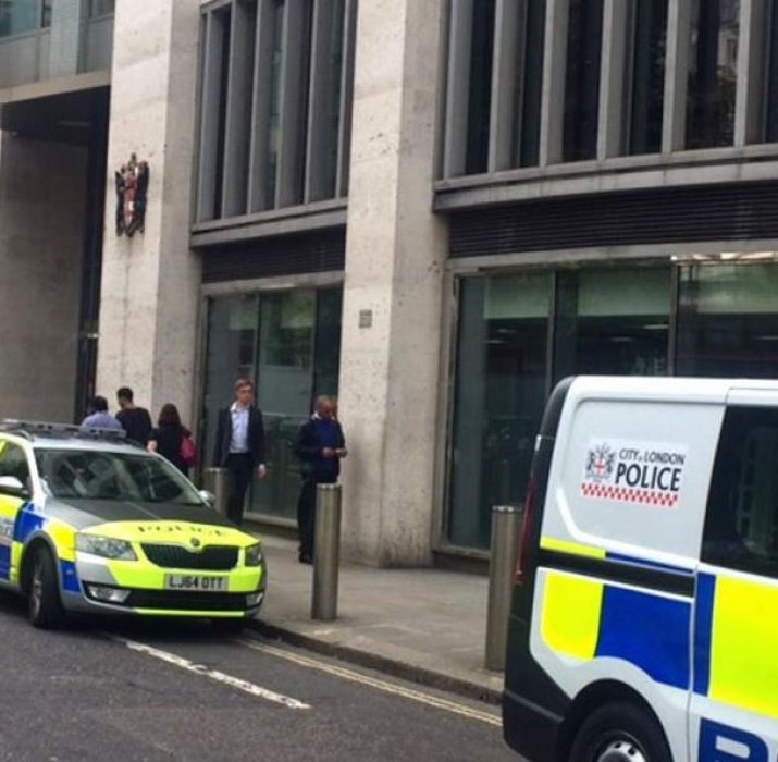 Londra’da 7. kattan düşen adam öldü