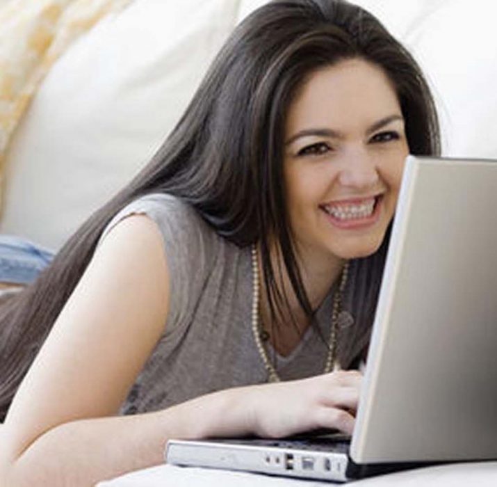 Genç kadınlar internette ‘hayatlarını mükemmel gösterme baskısıyla karşı karşıya’