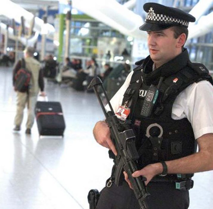 İngiltere havaalanında terör şüphelisine gözaltı