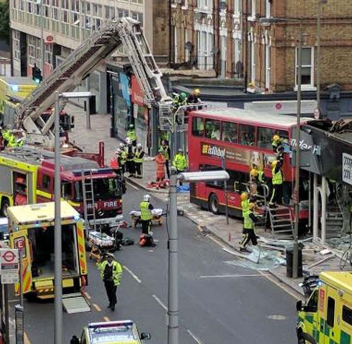 Londra’da belediye otobüsü mağazaya girdi: 6 yaralı (VIDEO)