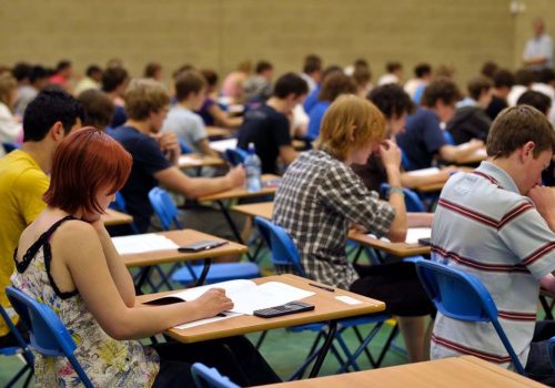 GCSE ve A-Levels sınav notlarını öğretmenler belirleyecek