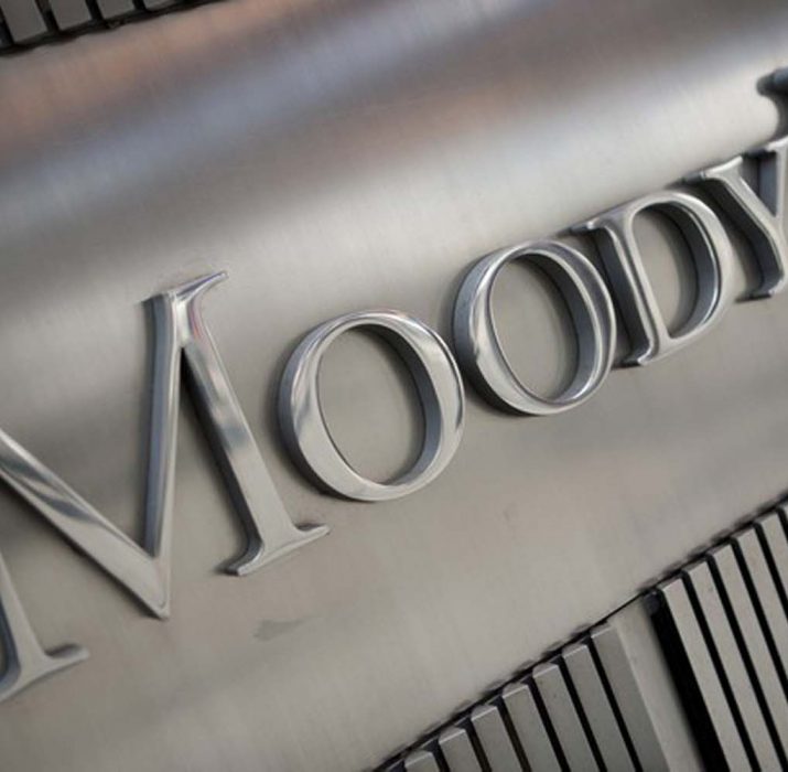 Moody’s, İngiltere’nin kredi notunu düşürdü