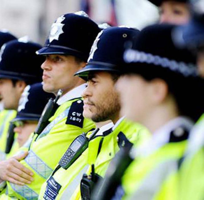 Anketlere göre İngiliz polisi işinden memnun değil