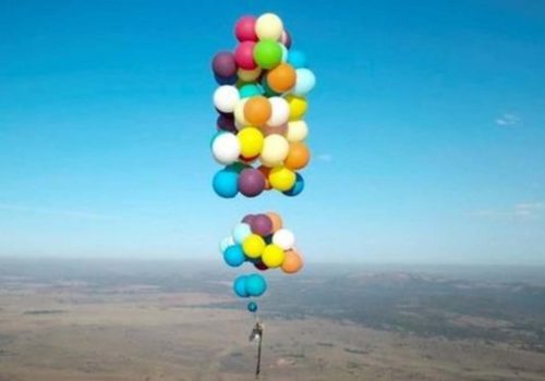 100 balon ve bir kamp sandalyesi ile havalandı
