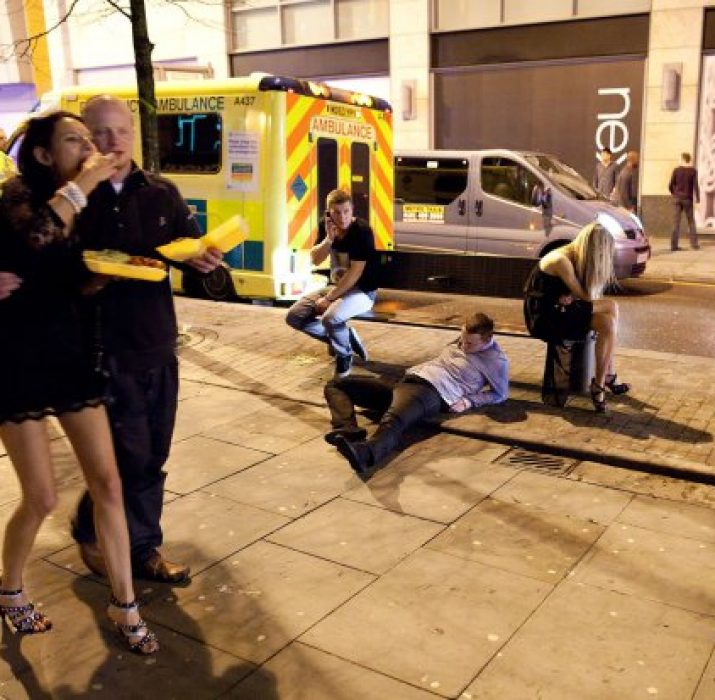 Sarhoşlar İngiltere’de ambulansı taksi gibi kullanıyor