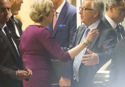 Juncker ve May zirve öncesi buluştu