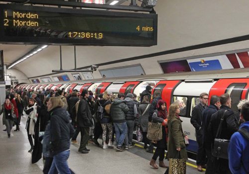 Sivil polisler Londra metrosunda tacizcilerin peşinde
