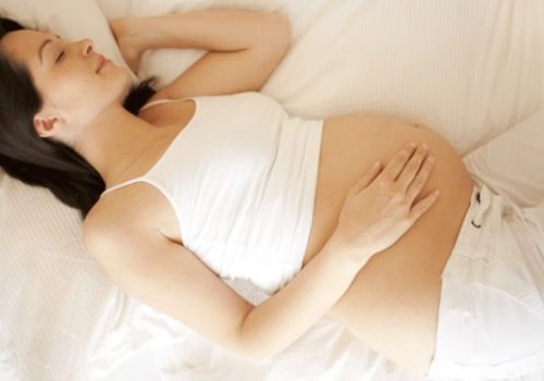 Hamile kadınlara tavsiye: Düşükleri engellemek için yan yatın