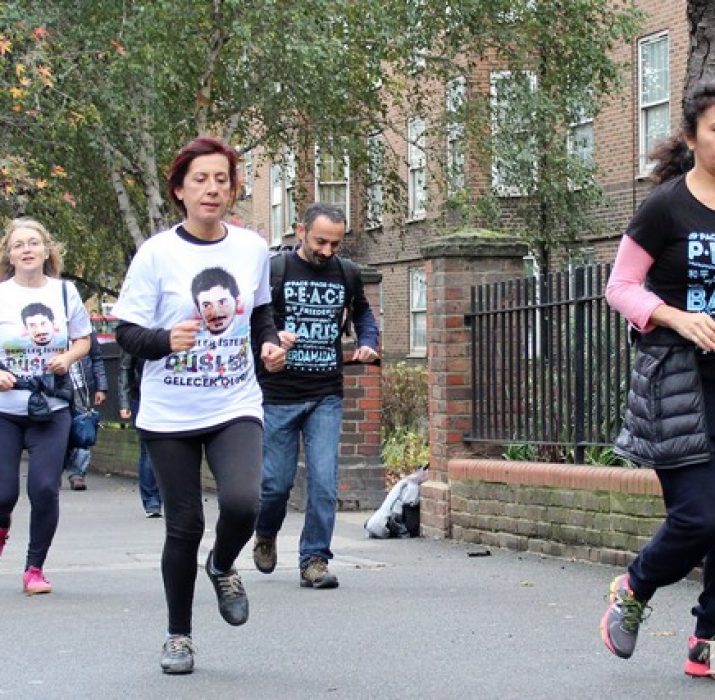 Londralılar Türk öğrencilere yardım için koştu