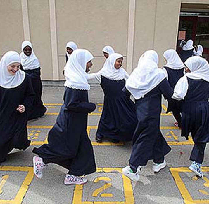 Как ходят мусульмане. Школьная одежда для мусульманок. Мусульманская Школьная форма. Мусульманская школа для девочек. Школьная форма для девочек мусульманок.