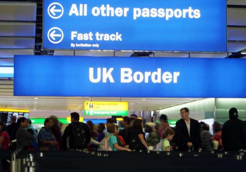 İngiltere’de yabancı işçilerin çalışma vizesi için gerekli asgari maaş yükseltildi