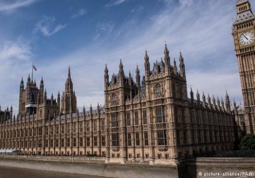 Taciz skandalı: İki İngiliz milletvekili görevden uzaklaştırıldı