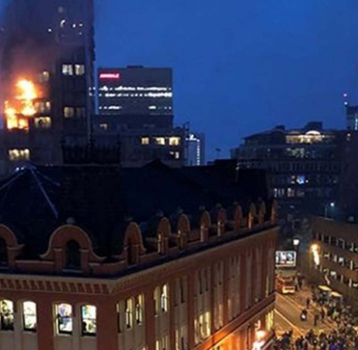 İngiltere’de 12 katlı binada yangın