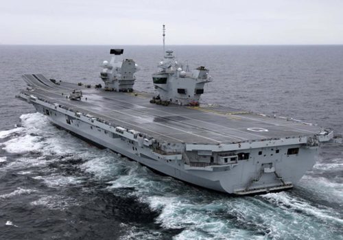 İngiltere’nin en büyük uçak gemisi su alıyor