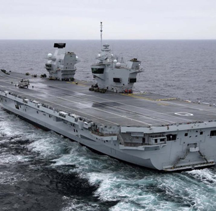 İngiltere’nin en büyük uçak gemisi su alıyor
