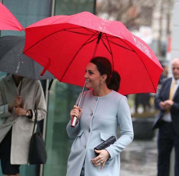 Pregnant Kate Middleton shows off her baby bump